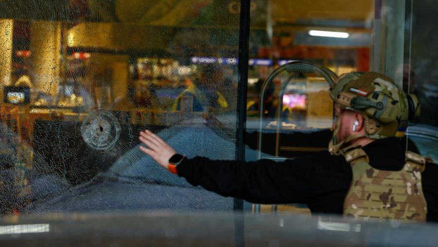 Sebuah kendaraan lapis baja di luar supermarket, tempat polisi Ukraina menembak mati seorang pria yang melepaskan tembakan di sebuah distrik kota dan membentengi dirinya di dalam supermarket pada hari Sabtu, kata Menteri Dalam Negeri Ukraina Ihor Klymenko, di Kyiv, Ukraina, 18 April 2026. (REUTERS/Valentyn Ogirenko)