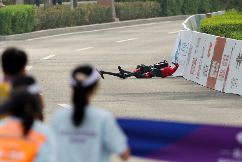 Sebuah robot humanoid Unitree H1 ikut serta dalam ajang Beijing E-Town Half Marathon dan Humanoid Robot Half Marathon kedua di Beijing, China, pada 19 April 2026. (REUTERS/Tingshu Wang)