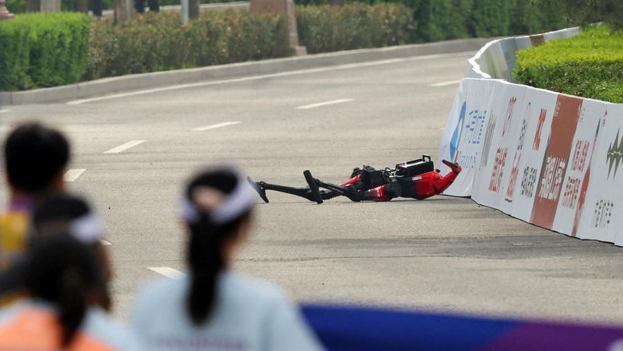 Sebuah robot humanoid Honor Lightning terjatuh di dekat garis finis selama ajang Beijing E-Town Half Marathon dan Humanoid Robot Half Marathon kedua di Beijing, China, 19 April 2026.