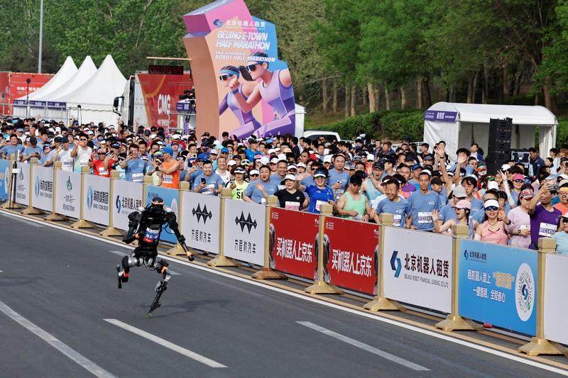 Sebuah robot humanoid Unitree H1 ikut serta dalam ajang Beijing E-Town Half Marathon dan Humanoid Robot Half Marathon kedua di Beijing, China, pada 19 April 2026. (REUTERS/Tingshu Wang)