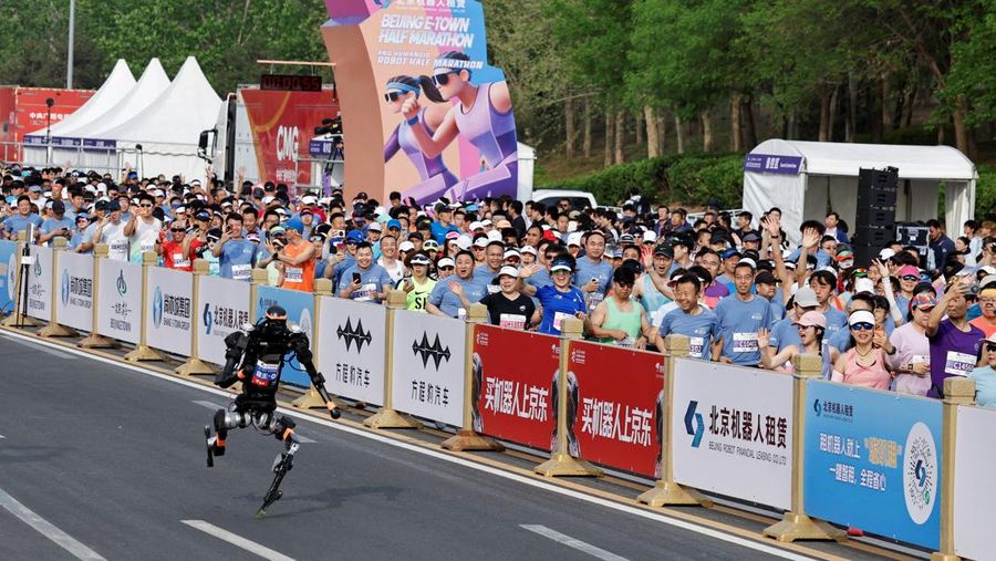 Sebuah robot humanoid Unitree H1 ikut serta dalam ajang Beijing E-Town Half Marathon dan Humanoid Robot Half Marathon kedua di Beijing, China, pada 19 April 2026.
