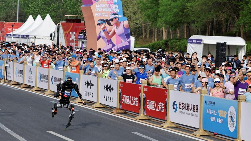 Sebuah robot humanoid Unitree H1 ikut serta dalam ajang Beijing E-Town Half Marathon dan Humanoid Robot Half Marathon kedua di Beijing, China, pada 19 April 2026.
