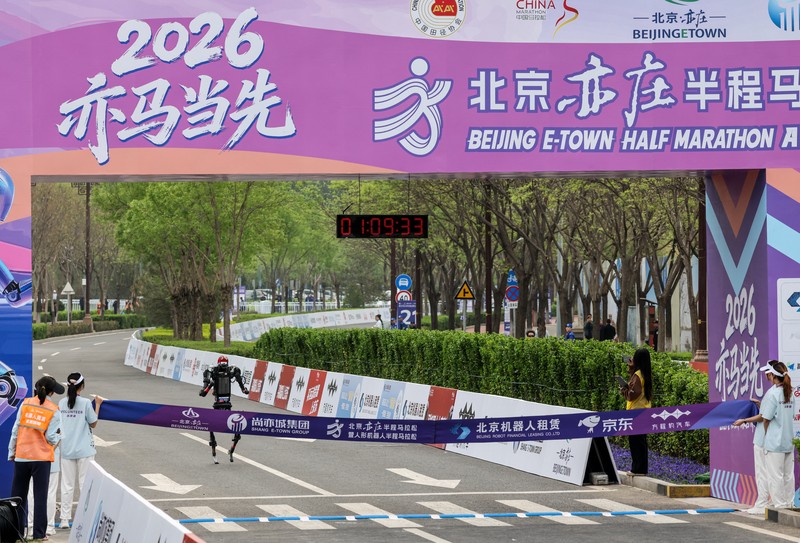 Sebuah robot humanoid Unitree H1 ikut serta dalam ajang Beijing E-Town Half Marathon dan Humanoid Robot Half Marathon kedua di Beijing, China, pada 19 April 2026. (REUTERS/Tingshu Wang)