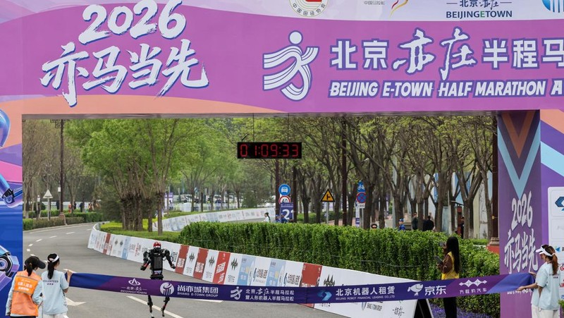 Sebuah robot humanoid Unitree H1 mendekati garis finis dari ajang Beijing E-Town Half Marathon dan Humanoid Robot Half Marathon kedua di Beijing, Tiongkok, pada 19 April 2026.