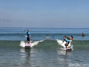 Lihainya Perempuan dan Penyandang Tuli Berselancar Pakai Kebaya di Pantai Kuta