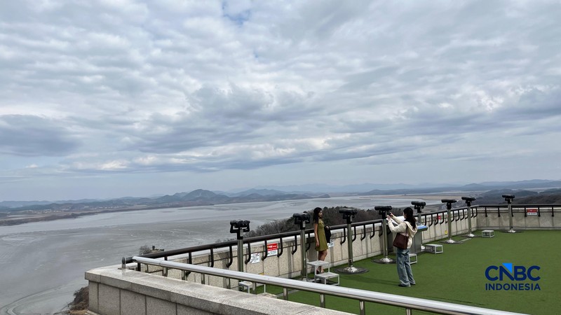 Sejumlah turis mengunjungi Wisata DMZ di Paju, perbatasan Korea. (CNBC Indonesia/Hadijah Alaydrus)