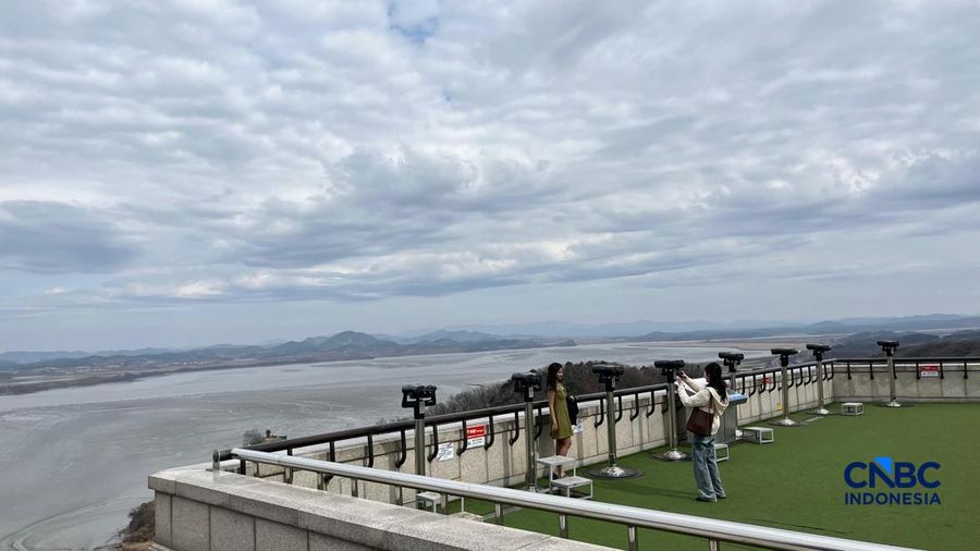 Sejumlah turis mengunjungi Wisata DMZ di Paju, perbatasan Korea. (CNBC Indonesia/Hadijah Alaydrus)