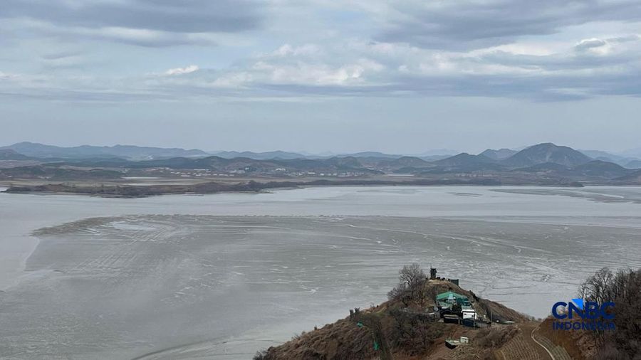 Sejumlah turis mengunjungi Wisata DMZ di Paju, perbatasan Korea. (CNBC Indonesia/Hadijah Alaydrus)