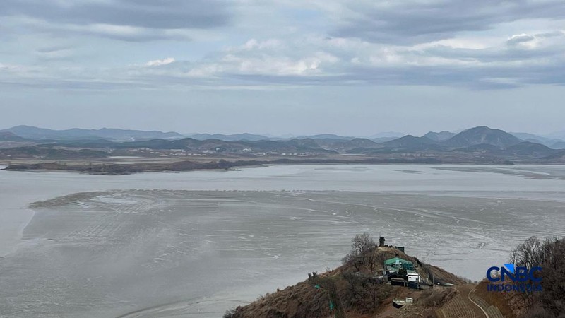 Sejumlah turis mengunjungi Wisata DMZ di Paju, perbatasan Korea. (CNBC Indonesia/Hadijah Alaydrus)