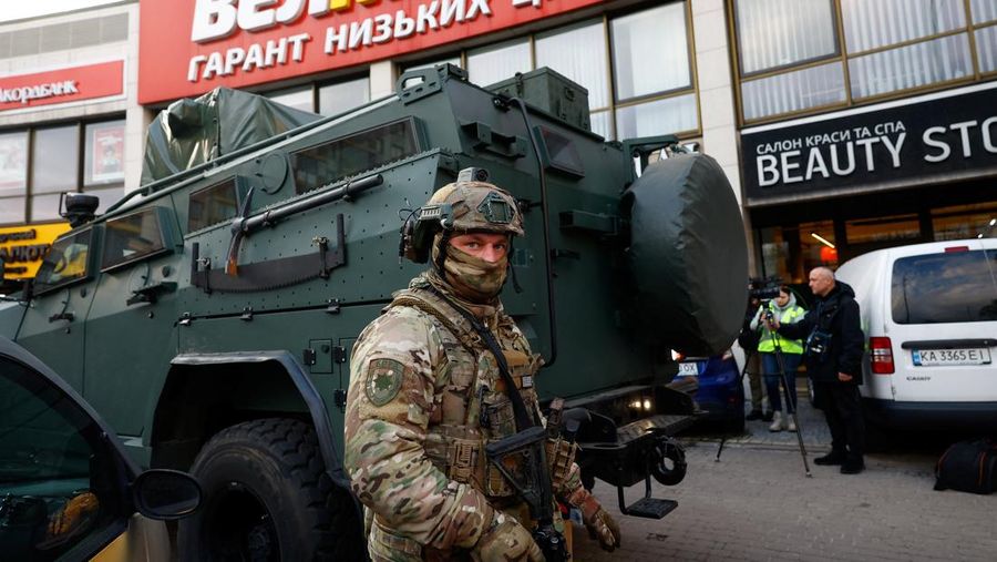 Sebuah kendaraan lapis baja di luar supermarket, tempat polisi Ukraina menembak mati seorang pria yang melepaskan tembakan di sebuah distrik kota dan membentengi dirinya di dalam supermarket pada hari Sabtu, kata Menteri Dalam Negeri Ukraina Ihor Klymenko, di Kyiv, Ukraina, 18 April 2026. (REUTERS/Valentyn Ogirenko)