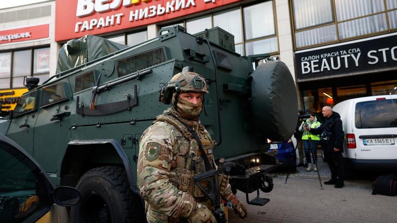 Sebuah kendaraan lapis baja di luar supermarket, tempat polisi Ukraina menembak mati seorang pria yang melepaskan tembakan di sebuah distrik kota dan membentengi dirinya di dalam supermarket pada hari Sabtu, kata Menteri Dalam Negeri Ukraina Ihor Klymenko, di Kyiv, Ukraina, 18 April 2026. (REUTERS/Valentyn Ogirenko)