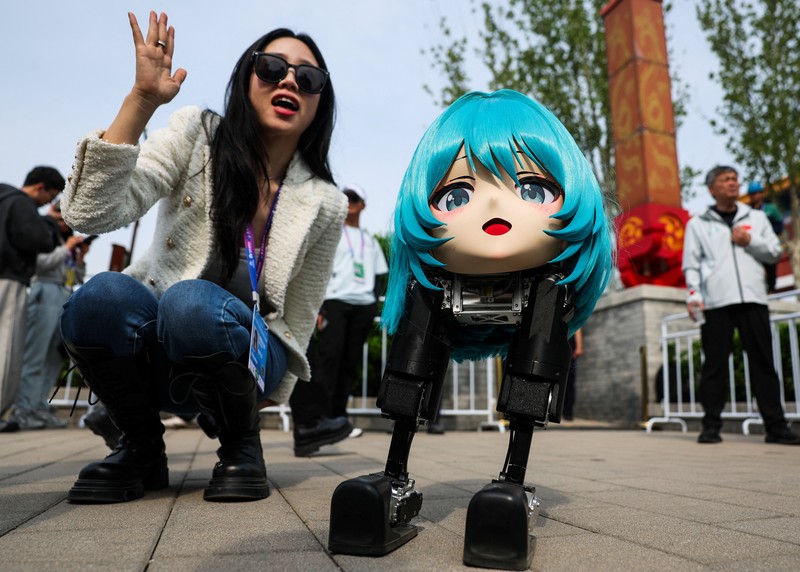 Sebuah robot humanoid Unitree H1 ikut serta dalam ajang Beijing E-Town Half Marathon dan Humanoid Robot Half Marathon kedua di Beijing, China, pada 19 April 2026. (REUTERS/Tingshu Wang)