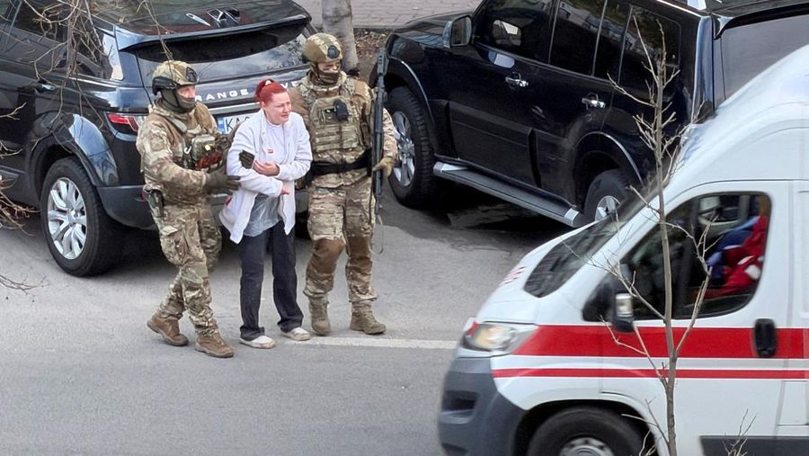 Sebuah kendaraan lapis baja di luar supermarket, tempat polisi Ukraina menembak mati seorang pria yang melepaskan tembakan di sebuah distrik kota dan membentengi dirinya di dalam supermarket pada hari Sabtu, kata Menteri Dalam Negeri Ukraina Ihor Klymenko, di Kyiv, Ukraina, 18 April 2026. (REUTERS/Valentyn Ogirenko)