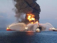 Abaikan Peringatan Bahaya, Kilang Minyak Meledak-Jutaan Barel Terbuang