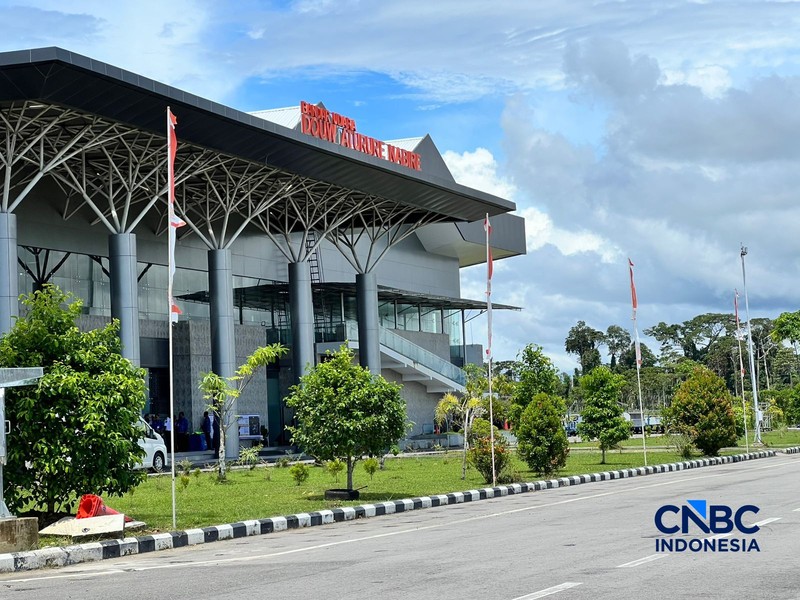 Wakil Presiden Gibran Rakabuming meninjau Bandara Douw Aturure di Nabire, Papua Tengah, Senin (20/4/2026). (CNBC Indonesia/Halima Sa&rsquo;diyah)