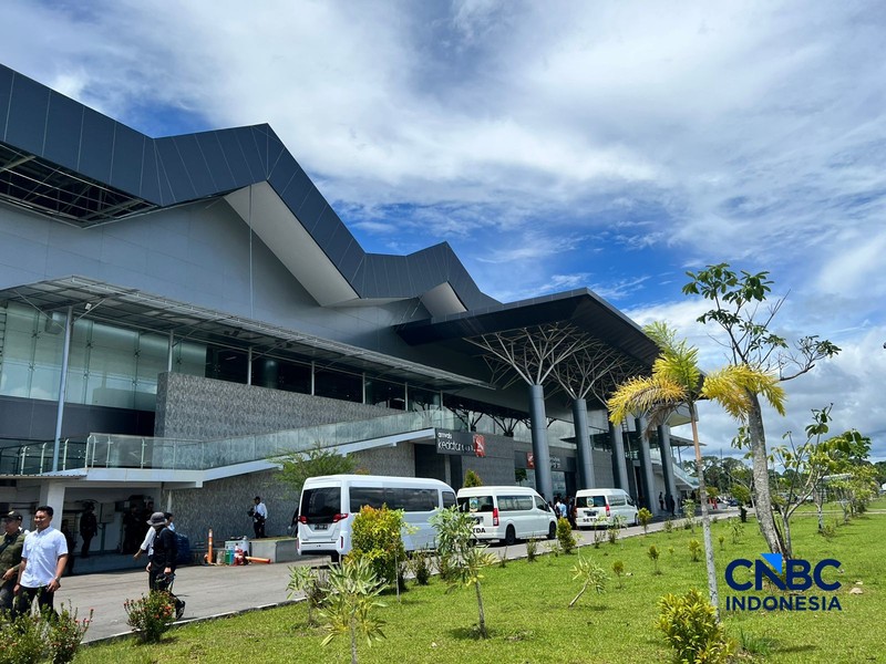 Wakil Presiden Gibran Rakabuming meninjau Bandara Douw Aturure di Nabire, Papua Tengah, Senin (20/4/2026). (CNBC Indonesia/Halima Sa&rsquo;diyah)