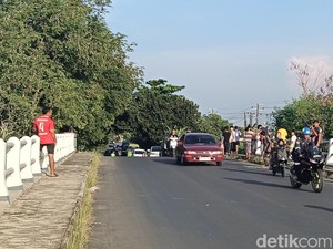 Keseruan Warga Singaraja Indramayu Berburu Koin di Tradisi Surak Haji