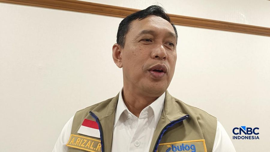 Direktur Utama Perum Bulog Ahmad Rizal Ramdhani saat ditemui di Kantor Kemenko Bidang Pangan, Jakarta, Senin (20/4/2026). (CNBC Indonesia/Martyasari Rizky)