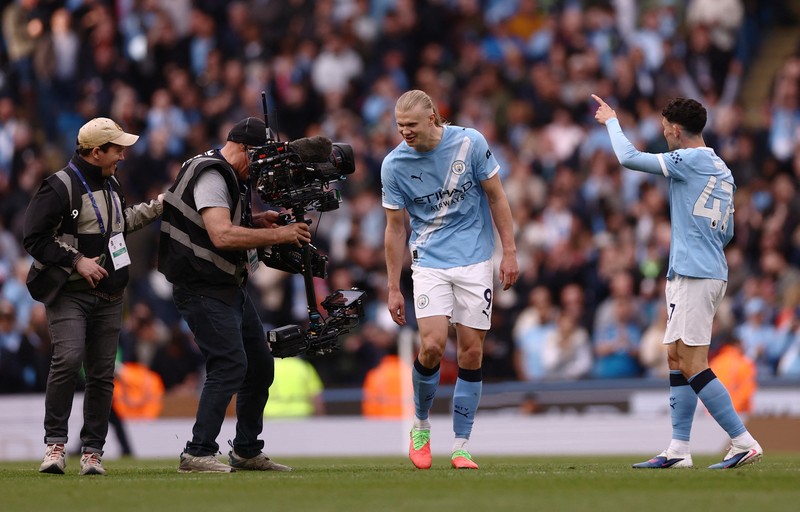 Manchester City berhasil merebut tiga poin dari Arsenal di laga pekan ke-38 Liga Inggris 2025-2026. Bertanding di Etihad Stadium, Minggu (19/4/2026) malam WIB, hasil Man City vs Arsenal selesai dengan skor 2-1. (REUTERS/Scott Heppell)