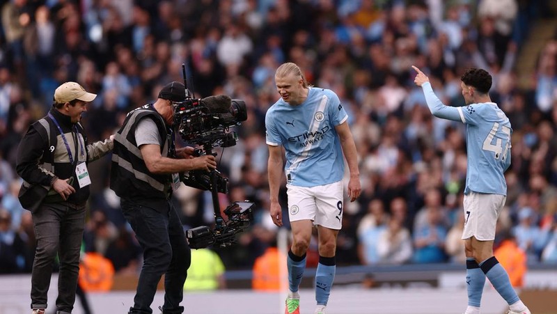 Manchester City berhasil merebut tiga poin dari Arsenal di laga pekan ke-38 Liga Inggris 2025-2026. Bertanding di Etihad Stadium, Minggu (19/4/2026) malam WIB, hasil Man City vs Arsenal selesai dengan skor 2-1. (REUTERS/Scott Heppell)