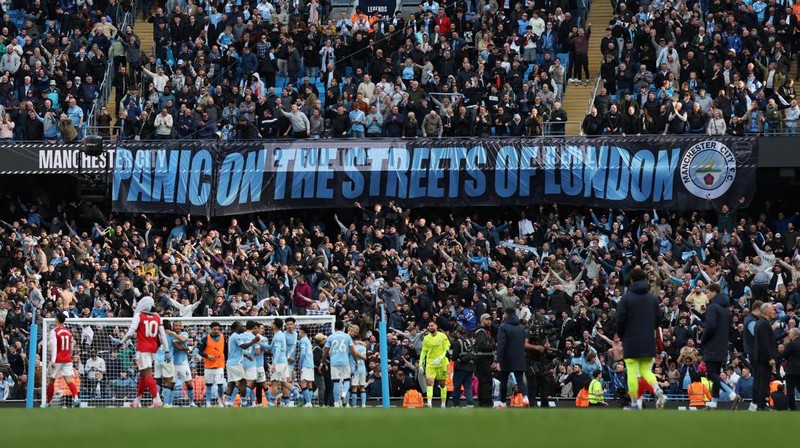 Manchester City berhasil merebut tiga poin dari Arsenal di laga pekan ke-38 Liga Inggris 2025-2026. Bertanding di Etihad Stadium, Minggu (19/4/2026) malam WIB, hasil Man City vs Arsenal selesai dengan skor 2-1. (REUTERS/Scott Heppell)