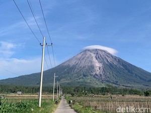 Cantiknya Gunung Semeru Bertopi Awan Pagi Ini