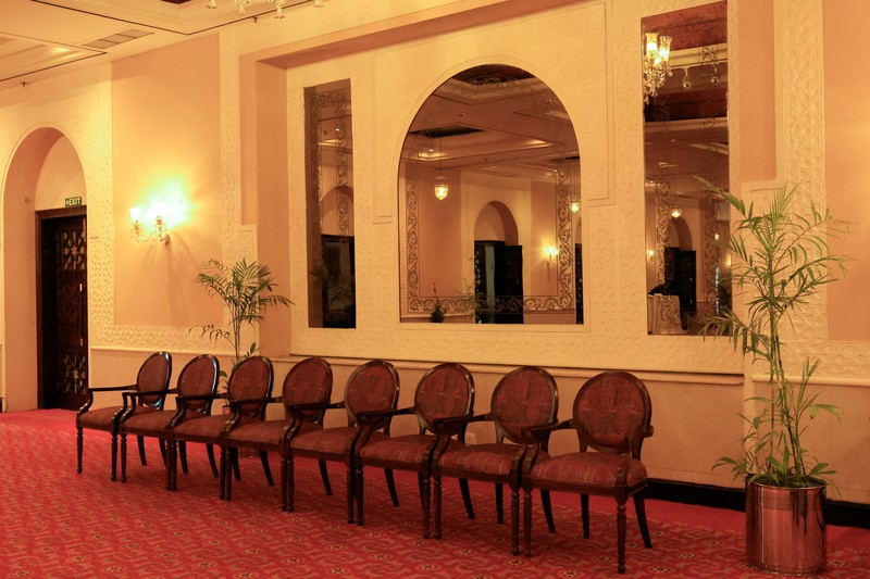 Hotel Serena di Islamabad menjadi lokasi perundingan damai Iran dan AS. Hotel mewah ini jadi saksi buntunya perundingan kedua negara, Senin (20/4/2026). (REUTERS/Akhtar Soomro)