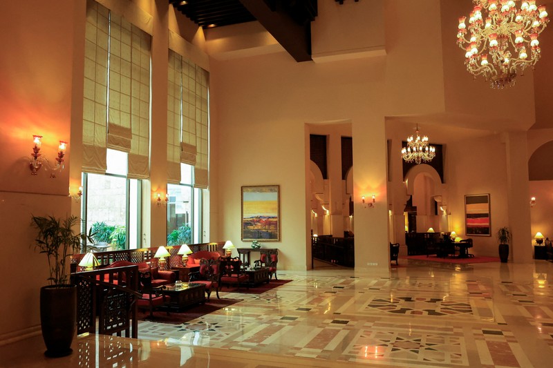 Hotel Serena di Islamabad menjadi lokasi perundingan damai Iran dan AS. Hotel mewah ini jadi saksi buntunya perundingan kedua negara, Senin (20/4/2026). (REUTERS/Akhtar Soomro)