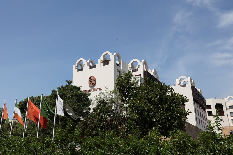 Hotel Serena di Islamabad menjadi lokasi perundingan damai Iran dan AS. Hotel mewah ini jadi saksi buntunya perundingan kedua negara, Senin (20/4/2026). (REUTERS/Akhtar Soomro)
