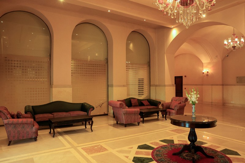 Hotel Serena di Islamabad menjadi lokasi perundingan damai Iran dan AS. Hotel mewah ini jadi saksi buntunya perundingan kedua negara, Senin (20/4/2026). (REUTERS/Akhtar Soomro)