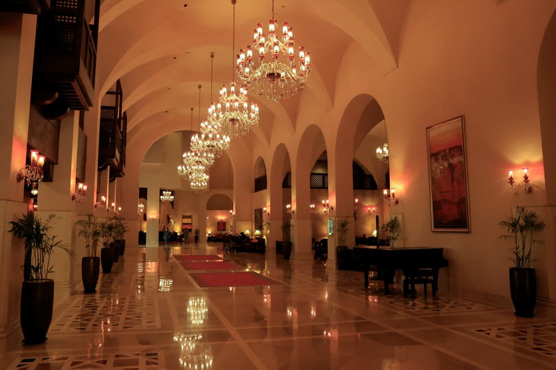 Hotel Serena di Islamabad menjadi lokasi perundingan damai Iran dan AS. Hotel mewah ini jadi saksi buntunya perundingan kedua negara, Senin (20/4/2026). (REUTERS/Akhtar Soomro)