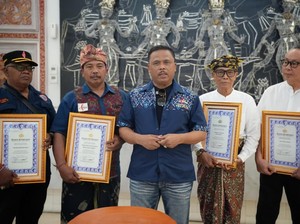 Kakorlantas Beri Penghargaan ke Tokoh Komunitas Bali, Sinergi Jaga Kelancaran Lalin