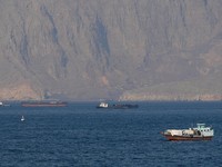 Kapal-kapal melewati Selat Hormuz pada 18 April 2026. (via REUTERS/EUROPEAN UNION/COPERNICUS SENTIN)