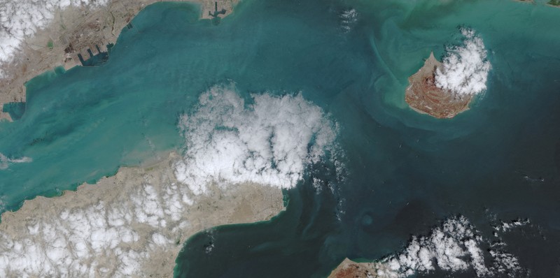 Iran kembali membuka jalur pelayaran kapal-kapal komersial di Selat Hormuz pada Senin (20/4) setelah sempat menutup selat tersebut pada Sabtu (18/4). (REUTERS/Stringer)