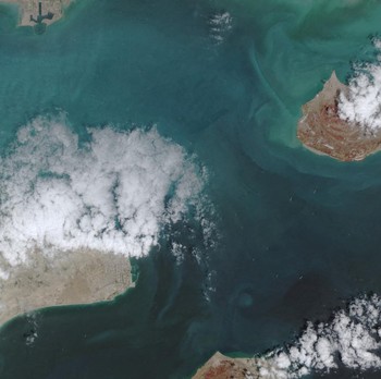 Kapal-kapal melewati Selat Hormuz pada 18 April 2026. (via REUTERS/EUROPEAN UNION/COPERNICUS SENTIN)