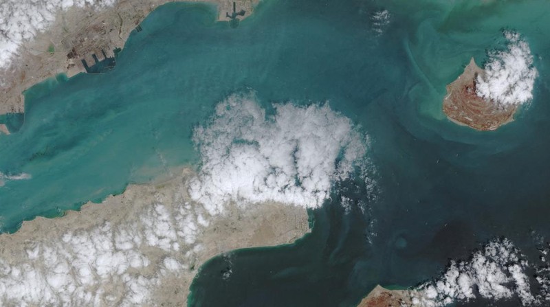 Kapal-kapal melewati Selat Hormuz pada 18 April 2026. (via REUTERS/EUROPEAN UNION/COPERNICUS SENTIN)