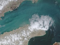 Kapal-kapal melewati Selat Hormuz pada 18 April 2026. (via REUTERS/EUROPEAN UNION/COPERNICUS SENTIN)