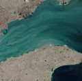 Kapal-kapal melewati Selat Hormuz pada 18 April 2026. (via REUTERS/EUROPEAN UNION/COPERNICUS SENTIN)