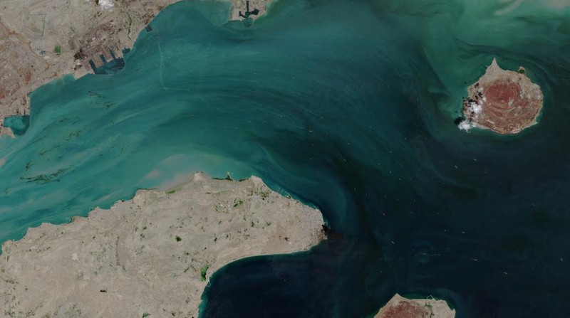 Kapal-kapal melewati Selat Hormuz pada 18 April 2026. (via REUTERS/EUROPEAN UNION/COPERNICUS SENTIN)