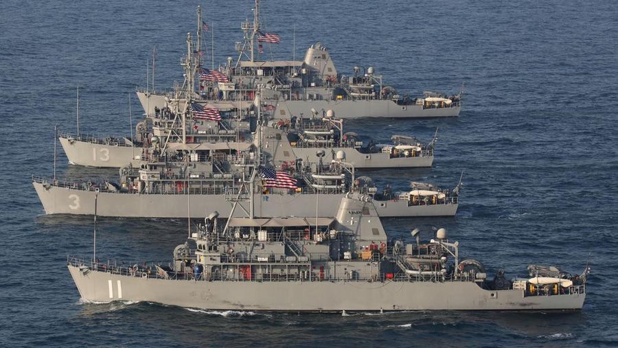 Kapal perang Amerika Serikat menembaki hingga menyita kapal kargo berbendera Iran yang mencoba untuk menghindari blokade pasukan Negeri Paman Sam di Teluk Oman, Minggu (19/4/2026). (via REUTERS/CENTCOM)