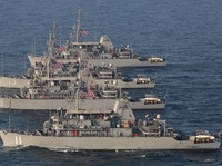 Momen Kapal Perang AS Tembaki & Sita Kapal Kargo Iran di Teluk Oman