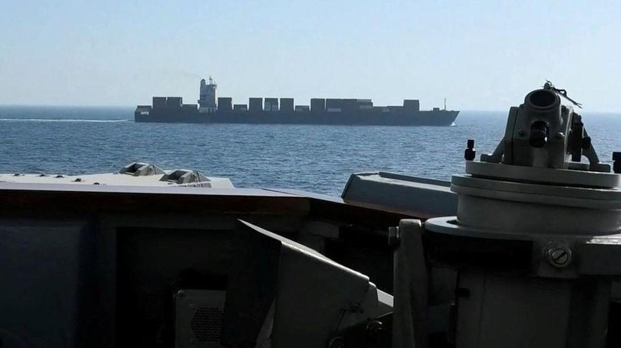Kapal perang Amerika Serikat menembaki hingga menyita kapal kargo berbendera Iran yang mencoba untuk menghindari blokade pasukan Negeri Paman Sam di Teluk Oman, Minggu (19/4/2026). (via REUTERS/CENTCOM)