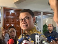 Kepala BPOM Taruna Ikrar memberikan keterangan kepada wartawan di Gedung DPR, Senayan, Jakarta Pusat, Senin (20/4/2026). (CNBC Indonesia/Fergi Nadira)