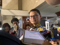 Kepala BPOM Taruna Ikrar memberikan keterangan kepada wartawan di Gedung DPR, Senayan, Jakarta Pusat, Senin (20/4/2026). (CNBC Indonesia/Fergi Nadira)
