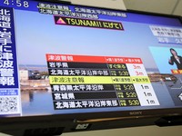 Layar televisi menampilkan laporan berita tentang peringatan tsunami dari Badan Meteorologi Jepang, 20 April 2026. (REUTERS/Issei Kato)