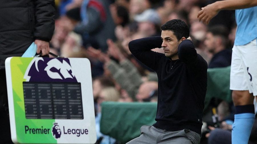 Manchester City berhasil merebut tiga poin dari Arsenal di laga pekan ke-38 Liga Inggris 2025-2026. Bertanding di Etihad Stadium, Minggu (19/4/2026) malam WIB, hasil Man City vs Arsenal selesai dengan skor 2-1. (REUTERS/Scott Heppell)