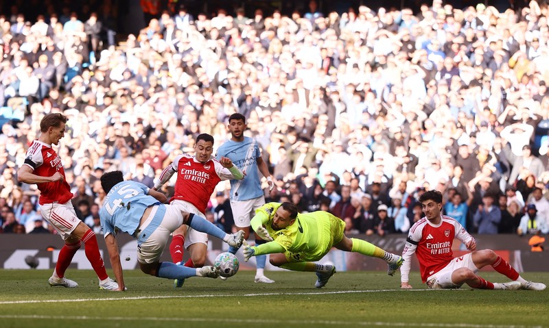 Manchester City berhasil merebut tiga poin dari Arsenal di laga pekan ke-38 Liga Inggris 2025-2026. Bertanding di Etihad Stadium, Minggu (19/4/2026) malam WIB, hasil Man City vs Arsenal selesai dengan skor 2-1. (REUTERS/Scott Heppell)