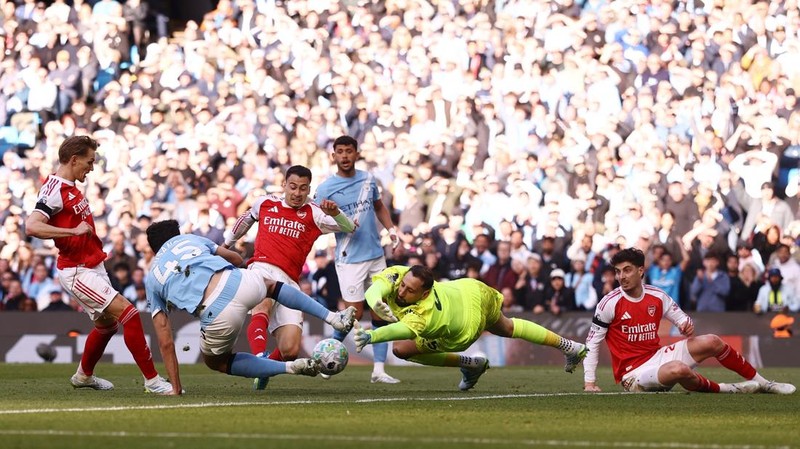 Manchester City berhasil merebut tiga poin dari Arsenal di laga pekan ke-38 Liga Inggris 2025-2026. Bertanding di Etihad Stadium, Minggu (19/4/2026) malam WIB, hasil Man City vs Arsenal selesai dengan skor 2-1. (REUTERS/Scott Heppell)