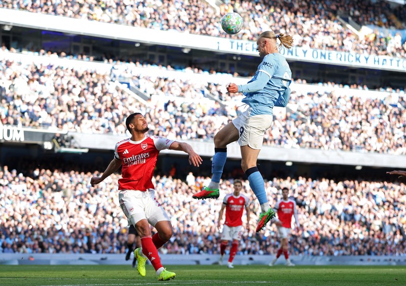 Manchester City berhasil merebut tiga poin dari Arsenal di laga pekan ke-38 Liga Inggris 2025-2026. Bertanding di Etihad Stadium, Minggu (19/4/2026) malam WIB, hasil Man City vs Arsenal selesai dengan skor 2-1. (REUTERS/Scott Heppell)