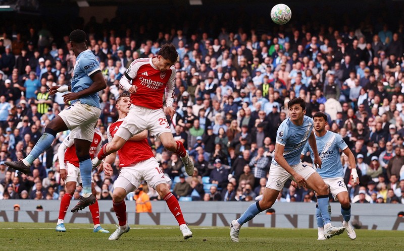 Manchester City berhasil merebut tiga poin dari Arsenal di laga pekan ke-38 Liga Inggris 2025-2026. Bertanding di Etihad Stadium, Minggu (19/4/2026) malam WIB, hasil Man City vs Arsenal selesai dengan skor 2-1. (REUTERS/Scott Heppell)